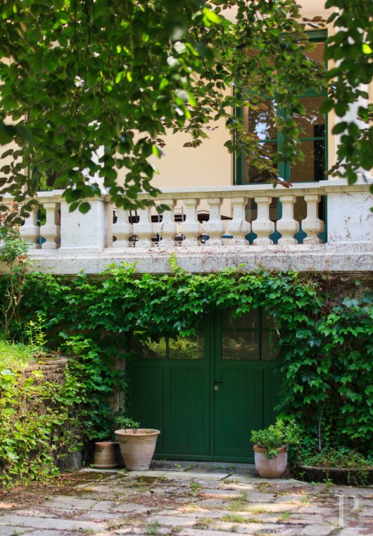En Saône-et-Loire, à Mâcon, une villa et son jardin entièrement de style Art déco - photo  n°29